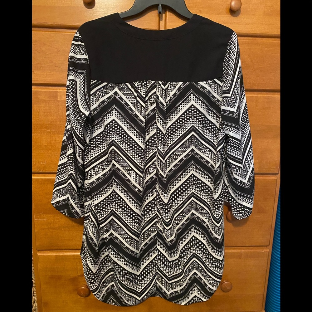 Iz Byer Chevron Blk/Wht Top - Picture 2 of 4